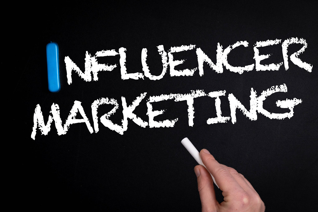 Een bord met daarop Influencer marketing geschreven.