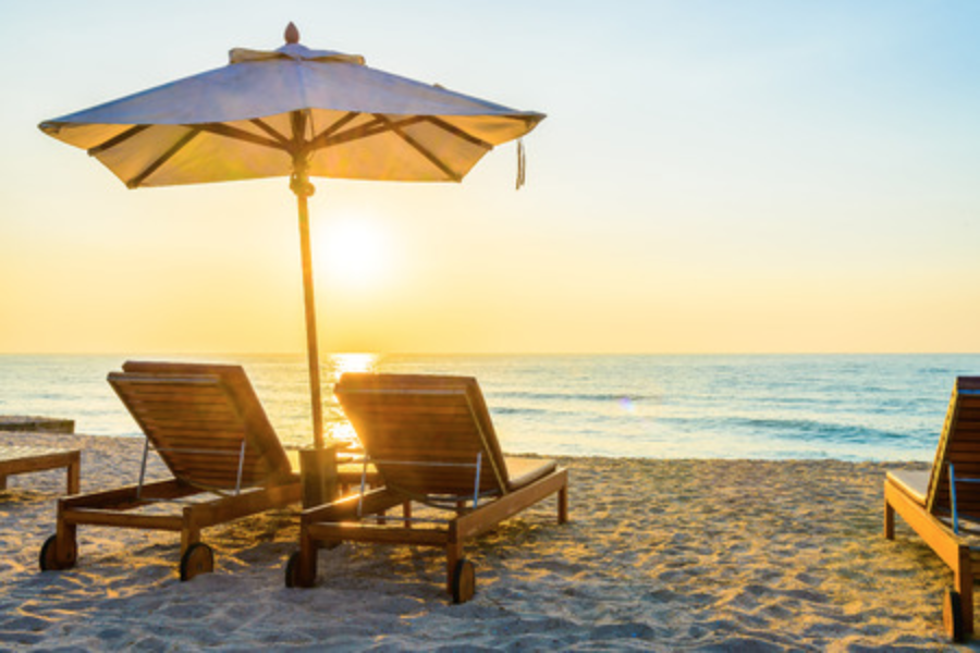 Strand met strandstoelen